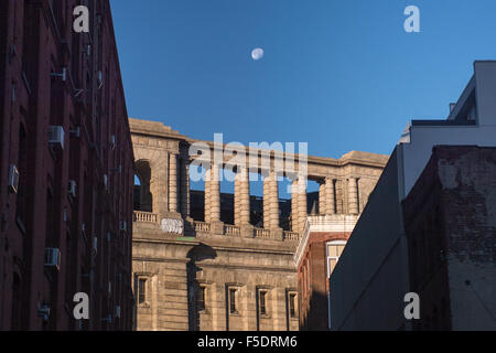 La lune est bas dans le ciel au-dessus du pont de Manhattan vu depuis le quartier de Dumbo Brooklyn, New York. Banque D'Images