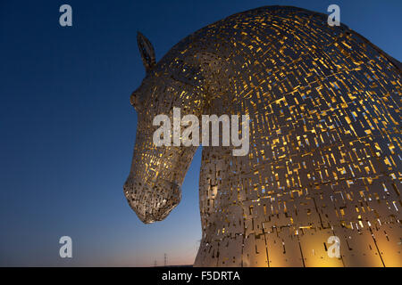 Un Kelpie, un de Andy Scott 30m de haut en acier inoxydable 300 tonnes/ sculptures équines de l'hélice entre Falkirk et Grangemouth Banque D'Images