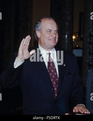 Washington, DC. 7 janvier 1997, le sénateur Fred Thompson tient sa main jusqu'au moment où il prend le serment d'office et est prêté serment pour son premier mandat comme le sénateur républicain du Tennessee. Thompson a été ré-élu (pour la période se terminant le 3 janvier 2003) avec 61  % des voix, battant procureur démocratique Gordon Houston de Covington, Tennessee. Credit : Mark Reinstein Banque D'Images
