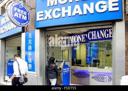 Distributeur automatique et l'échange d'argent boutique, Leicester Square, West End, City of Westminster, London, England, United Kingdom Banque D'Images