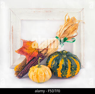 Abstraite automne arrière-plan avec les citrouilles et les feuilles d'automne sur cadre blanc Banque D'Images