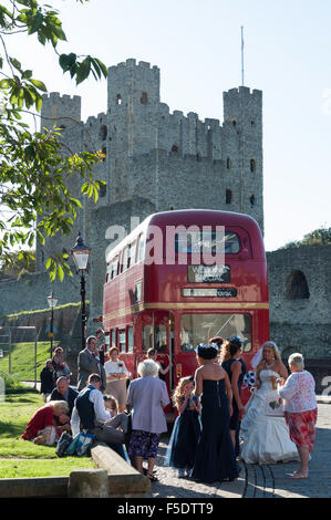 Mariée et le mariage par groupe Routemaster bus, Château de Rochester, Rochester, Kent, Angleterre, Royaume-Uni Banque D'Images