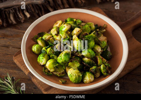 Choux de Bruxelles rôtis maison avec sel et poivre Banque D'Images