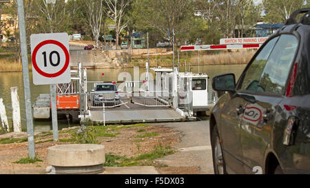 La traversée en ferry avec voiture de Murray River à bord et une autre attente sur route à Swan Atteindre l'Australie du Sud Banque D'Images