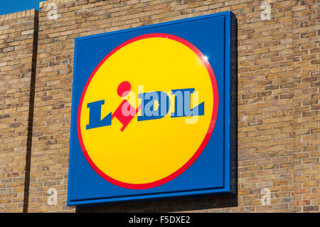 Lidl supermarché signe, Faversham, Kent, Angleterre, Royaume-Uni Banque D'Images