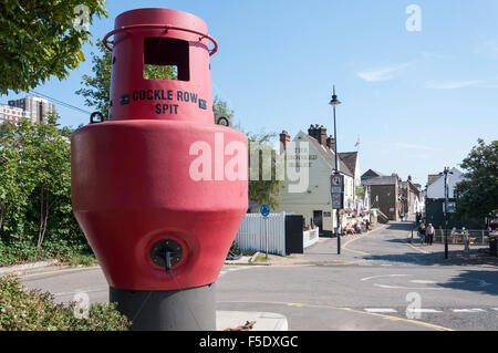 Cockle rangée Spit buoy, High Street, Old Leigh, Leigh-on-Sea, Essex, Angleterre, Royaume-Uni Banque D'Images