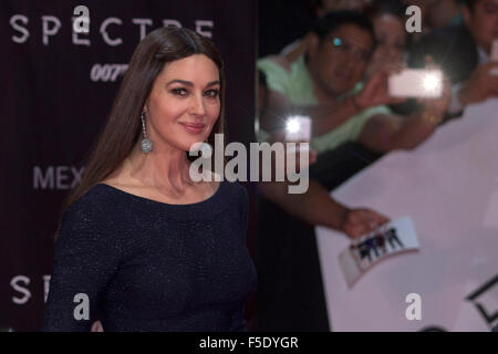 La ville de Mexico, Mexique. 2e Nov, 2015. L'actrice Monica Bellucci pose pendant le tapis rouge du film 'Stinger' de la saga James Bond dans la ville de Mexico, capitale du Mexique, le 2 novembre 2015. Credit : Alejandro Ayala/Xinhua/Alamy Live News Banque D'Images