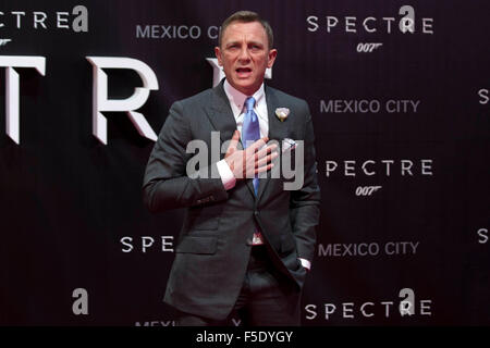 La ville de Mexico, Mexique. 2e Nov, 2015. L'acteur Daniel Craig pose pendant le tapis rouge du film 'Stinger' de la saga James Bond dans la ville de Mexico, capitale du Mexique, le 2 novembre 2015. Credit : Alejandro Ayala/Xinhua/Alamy Live News Banque D'Images