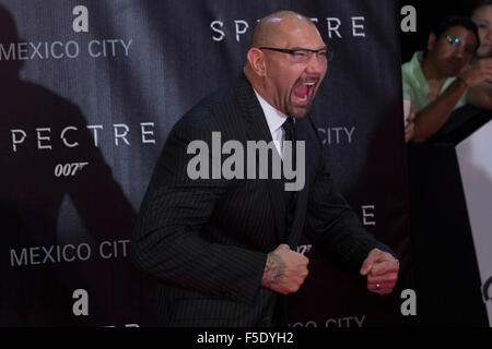 La ville de Mexico, Mexique. 2e Nov, 2015. Acteur Dave Bautista pose pendant le tapis rouge du film 'Stinger' de la saga James Bond dans la ville de Mexico, capitale du Mexique, le 2 novembre 2015. Credit : Alejandro Ayala/Xinhua/Alamy Live News Banque D'Images