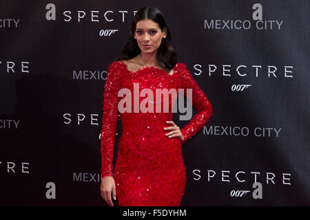 La ville de Mexico, Mexique. 2e Nov, 2015. L'actrice Stephanie Sigman pose pendant le tapis rouge du film 'Stinger' de la saga James Bond dans la ville de Mexico, capitale du Mexique, le 2 novembre 2015. Credit : Alejandro Ayala/Xinhua/Alamy Live News Banque D'Images