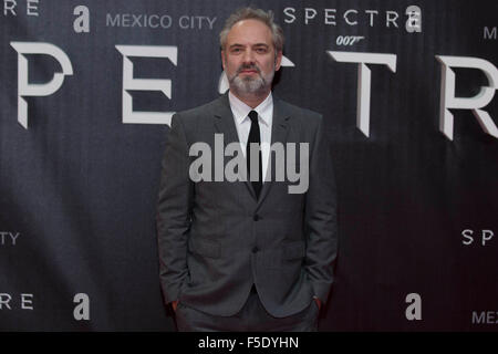 La ville de Mexico, Mexique. 2e Nov, 2015. Réalisateur Sam Mendes pose pendant le tapis rouge du film 'Stinger' de la saga James Bond dans la ville de Mexico, capitale du Mexique, le 2 novembre 2015. Credit : Alejandro Ayala/Xinhua/Alamy Live News Banque D'Images