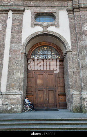 L'attente à la porte à l'Église Hofkirche Cour à Hall in Tirol, Autriche Banque D'Images