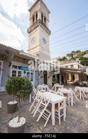 HYDRA, GRÈCE - 25 octobre 2015 : les gens dans les terrasses des cafés sur le quai dans le port d'Hydra Banque D'Images