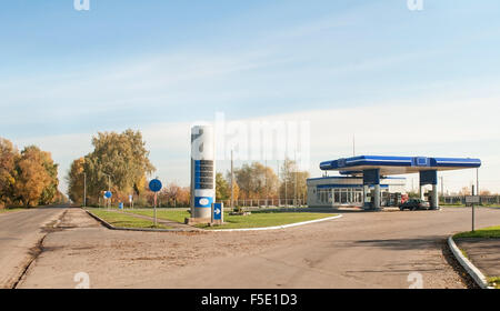 Station de gaz sur un fond de ciel Banque D'Images