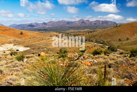 Paysage spectaculaire de pics rocheux passant au-delà des collines de ciel bleu dans le parc national de Flinders Ranges, outback Australie du Sud Banque D'Images