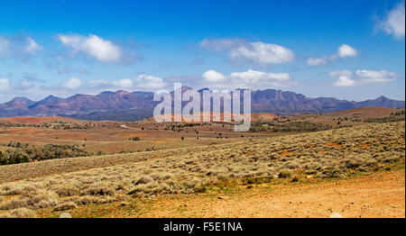 Vue panoramique spectaculaire paysage de pics rocheux rouges au-delà des collines dans le parc national de Flinders Ranges, outback Australie du Sud Banque D'Images