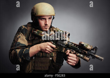 Soldat camouflé des forces spéciales holding gun Banque D'Images