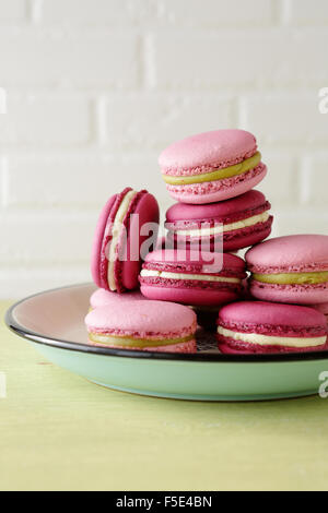 Macarons sur plaque rétro français libre Banque D'Images