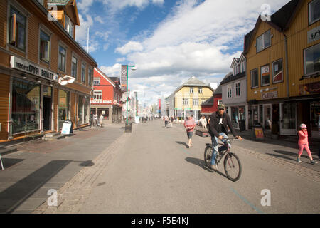 Rue commerçante avec location et personnes Tromso Norvège Banque D'Images