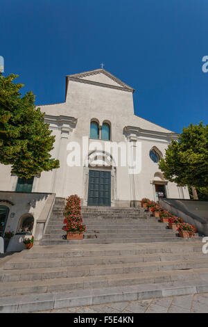 Low Angle View de la Duomo, église de Santa Maria Assunta, 1086, dans la place de l'Archevêché, Ravello, Côte d'Amalfi, Salerno, Banque D'Images