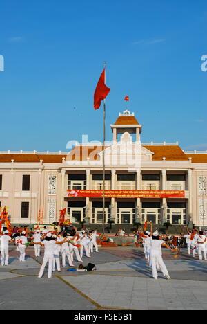 Les sections locales de l'exercice à la place principale de la ville sur le front de mer à Nha Trang Viêt Nam Banque D'Images