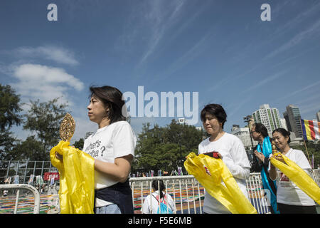 Hong Kong, Chine. 29Th sep 2015. Les gens assistent à un rituel bouddhiste au parc Victoria à Hong Kong, Chine du sud, le 3 novembre 2015. A 38 mètres de long tangka Bouddha ont été exposés dans le rituel ici mardi. © Lui Siu Wai/Xinhua/Alamy Live News Banque D'Images