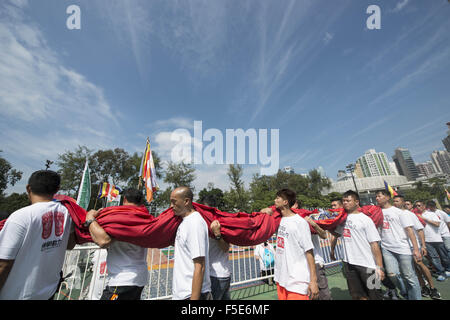 Hong Kong, Chine. 29Th sep 2015. Les gens assistent à un rituel bouddhiste au parc Victoria à Hong Kong, Chine du sud, le 3 novembre 2015. A 38 mètres de long tangka Bouddha ont été exposés dans le rituel ici mardi. © Lui Siu Wai/Xinhua/Alamy Live News Banque D'Images