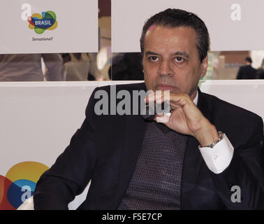 Londres, Royaume-Uni. 09Th Nov, 2015. Le ministre brésilien du Tourisme, Henrique Eduardo Alves, expose ses espoirs et ambitions pour les Jeux Olympiques de 2016 à Rio au World Travel Market, Excel Centre, London, UK Crédit : Motofoto/Alamy Live News Banque D'Images