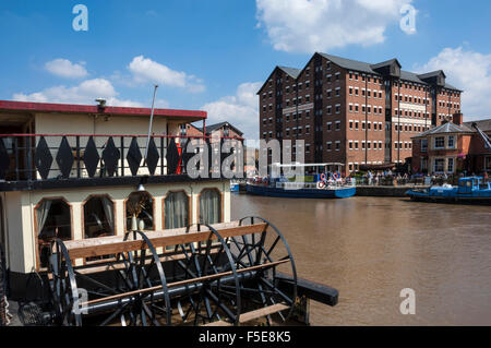 Historique de Gloucester Docks, Dock avec bassin à aubes, anciens entrepôts, Gloucester, Gloucestershire, England, UK Banque D'Images