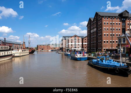 Historique de Gloucester Docks, de navires de tourisme et d'anciens entrepôts, Gloucester, Gloucestershire, Angleterre, Royaume-Uni, Europe Banque D'Images