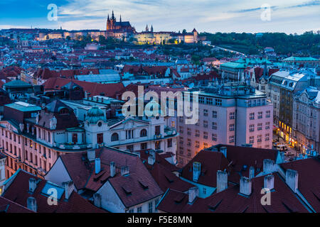 Vue sur les toits de la vieille ville vers la cathédrale Saint Guy au crépuscule, Site du patrimoine mondial de l'UNESCO, Prague, République Tchèque Banque D'Images