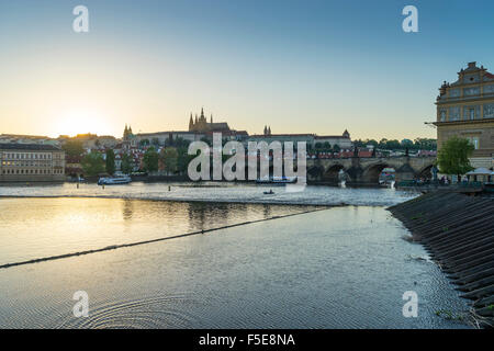 Coucher de soleil sur la rivière Vltava à vers la cathédrale Saint Guy et du quartier du château, Prague, République Tchèque, Europe Banque D'Images