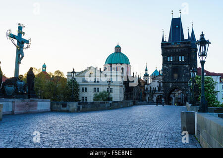 Tôt le matin, sur le Pont Charles, Site du patrimoine mondial de l'UNESCO, Prague, République Tchèque, Europe Banque D'Images