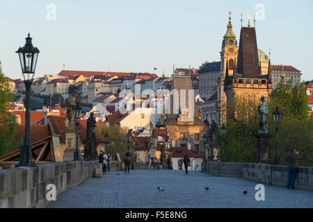 Tôt le matin, sur le Pont Charles, Site du patrimoine mondial de l'UNESCO, Prague, République Tchèque, Europe Banque D'Images