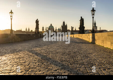 Lever du soleil sur le Pont Charles, Site du patrimoine mondial de l'UNESCO, Prague, République Tchèque, Europe Banque D'Images