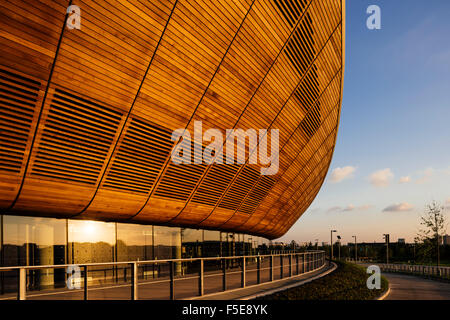 Lumière du soir à l'extérieur du vélodrome, Queen Elizabeth Olympic Park, Stratford, London, Angleterre, Royaume-Uni, Europe Banque D'Images