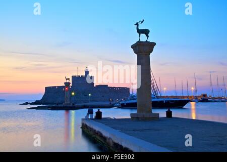 Des statues de bronze biche et Cerf à l'entrée du port de Mandraki, Rhodes, Dodécanèse, îles grecques, Grèce, Europe Banque D'Images