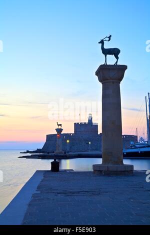 Des statues de bronze biche et Cerf à l'entrée du port de Mandraki, Rhodes, Dodécanèse, îles grecques, Grèce, Europe Banque D'Images