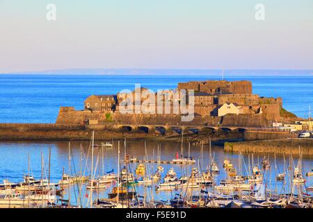 Château Cornet et le Port, St Peter Port, Guernsey, Channel Islands, Royaume-Uni, Europe Banque D'Images