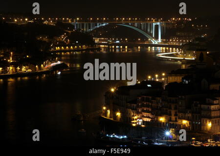 Pont sur la rivière Douro Arrabida de nuit Banque D'Images