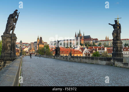 Tôt le matin, sur le Pont Charles, Site du patrimoine mondial de l'UNESCO, Prague, République Tchèque, Europe Banque D'Images