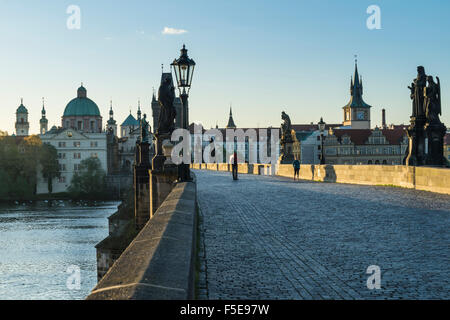 Tôt le matin, sur le Pont Charles, Site du patrimoine mondial de l'UNESCO, Prague, République Tchèque, Europe Banque D'Images