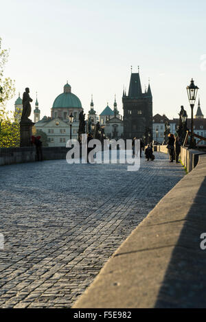 Tôt le matin, sur le Pont Charles, Site du patrimoine mondial de l'UNESCO, Prague, République Tchèque, Europe Banque D'Images