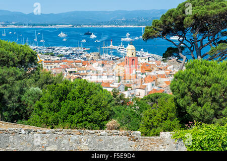 Clocher de l'Eglise Notre Dame de l'Assomption, Saint Tropez, Var, Provence Alpes Cote d'Azur, d'Azur, France Banque D'Images