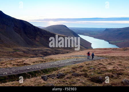 Deux hommes descendent de Scafell Pike vers as été l'eau, Lake District, Cumbria, Angleterre, Royaume-Uni, Europe Banque D'Images