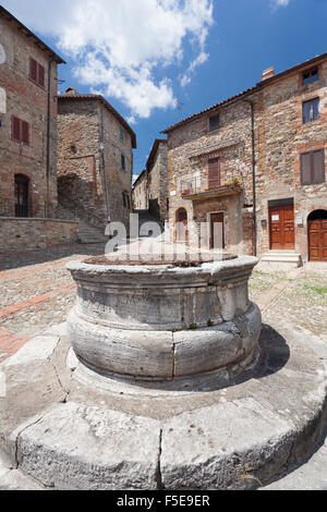 Fontaine à place du village, Castiglione d'Orcia, Val d'Orcia (Val d'Orcia), la province de Sienne, Toscane, Italie, Europe Banque D'Images