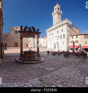Piazza Grande Square et Palazzo, Contuzzi street cafe, Montepulciano, Province de Sienne, Toscane, Italie, Europe Banque D'Images