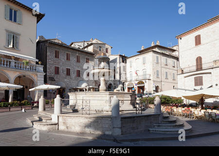La place Piazza del Comune, Assise, Pérouse, Ombrie, Italie, Europe Banque D'Images