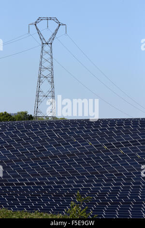La ferme solaire, centrale solaire photovoltaïque et pylône, Alpes-de-Haute-Provence, France, Europe Banque D'Images