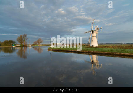 Une vue de Thurne Mill, Norfolk Broads, Norfolk, Angleterre, Royaume-Uni, Europe Banque D'Images